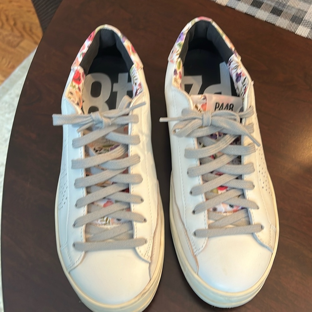 p448 Women’s sneaker. John Floral. Size 38.
